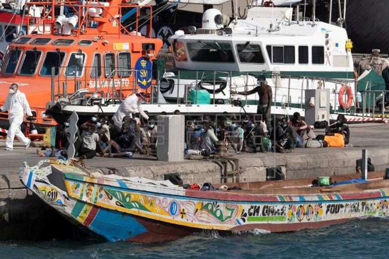 Imagen del cayuco con 81 personas que llegó este sábado a Los Cristianos (Foto EFE / Miguel Barreto)